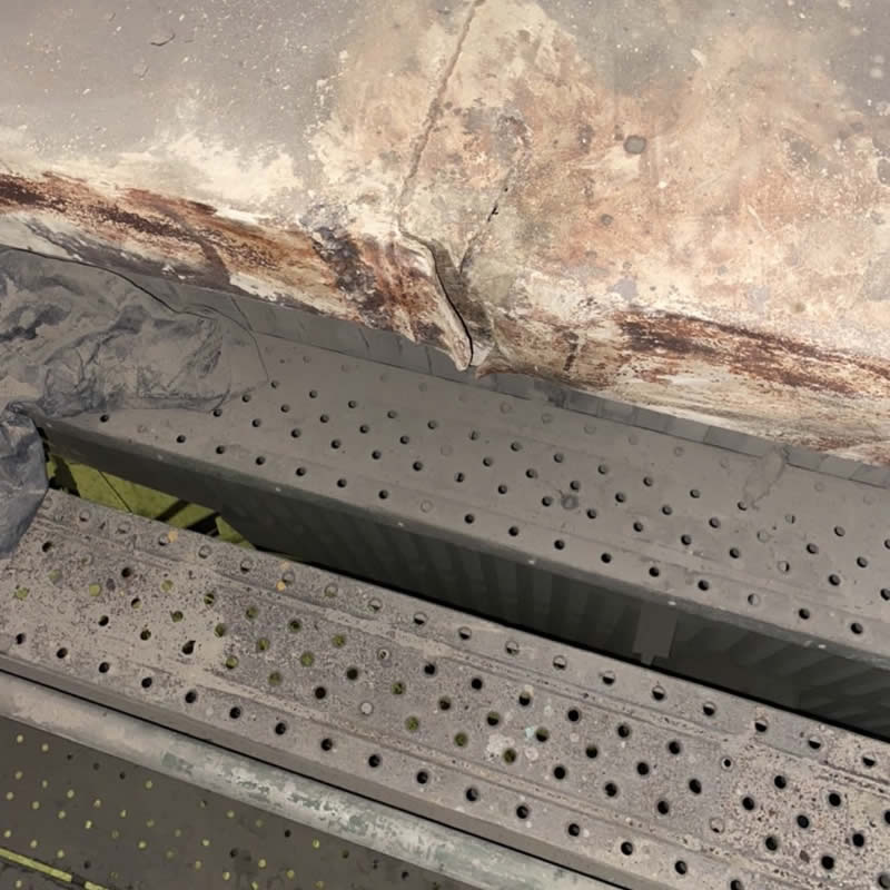 金屬膨脹接頭因高溫震動位已擠壓而破損